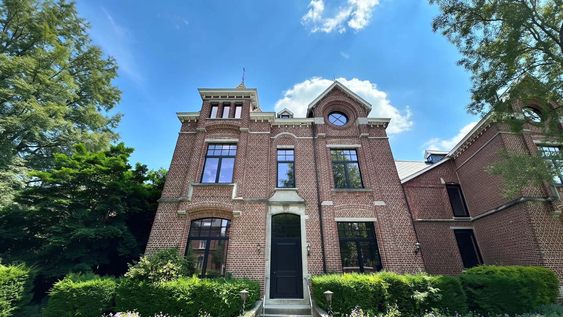 Ellie: a nineteenth-century brick mansion fitted with minimalist windows